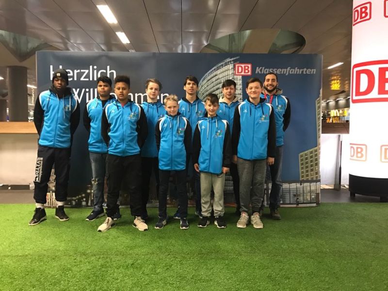 Das Team der WK III Jungen von Trainer Kovacs beim Bundesfinale JtfO in Berlin // Foto: BVSA Das Team der WK III Jungen von Trainer Kovacs beim Bundesfinale JtfO in Berlin // Foto: BVSA